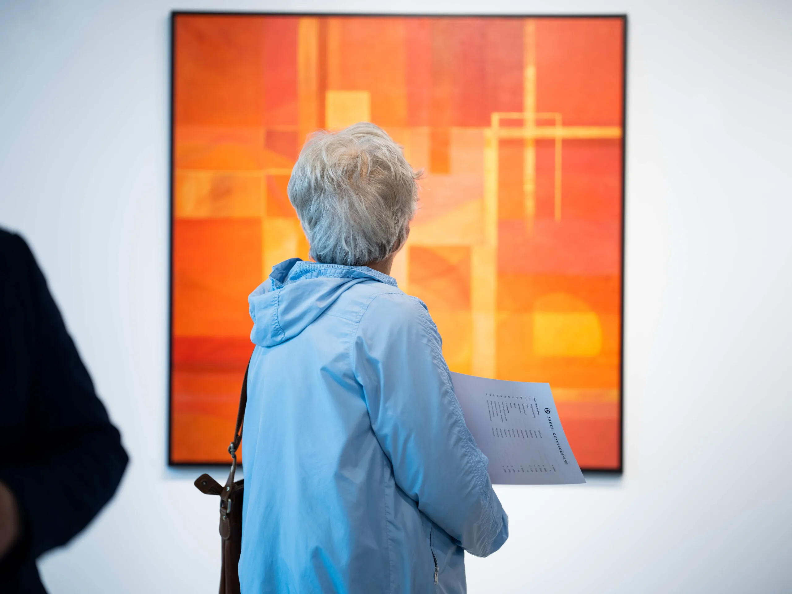 Besøkende betrakter et maleri i galleriet