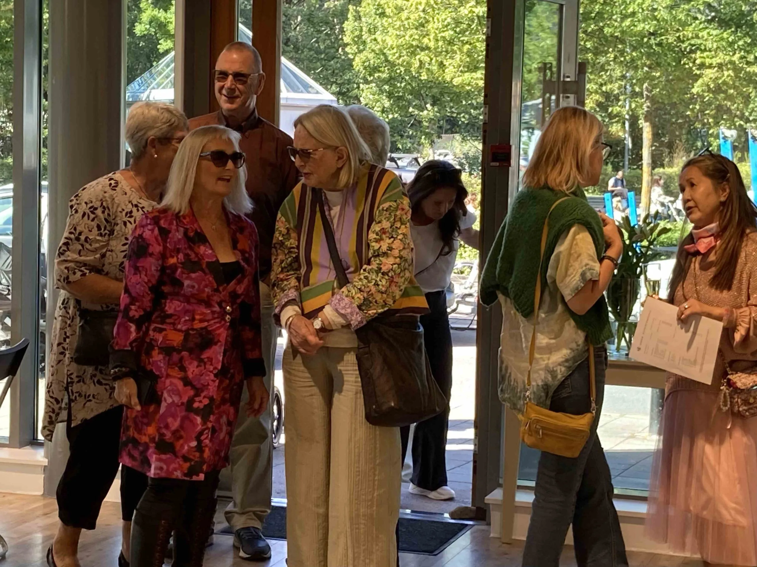 Publikum på vei inn i galleriet til Asker kunstforening