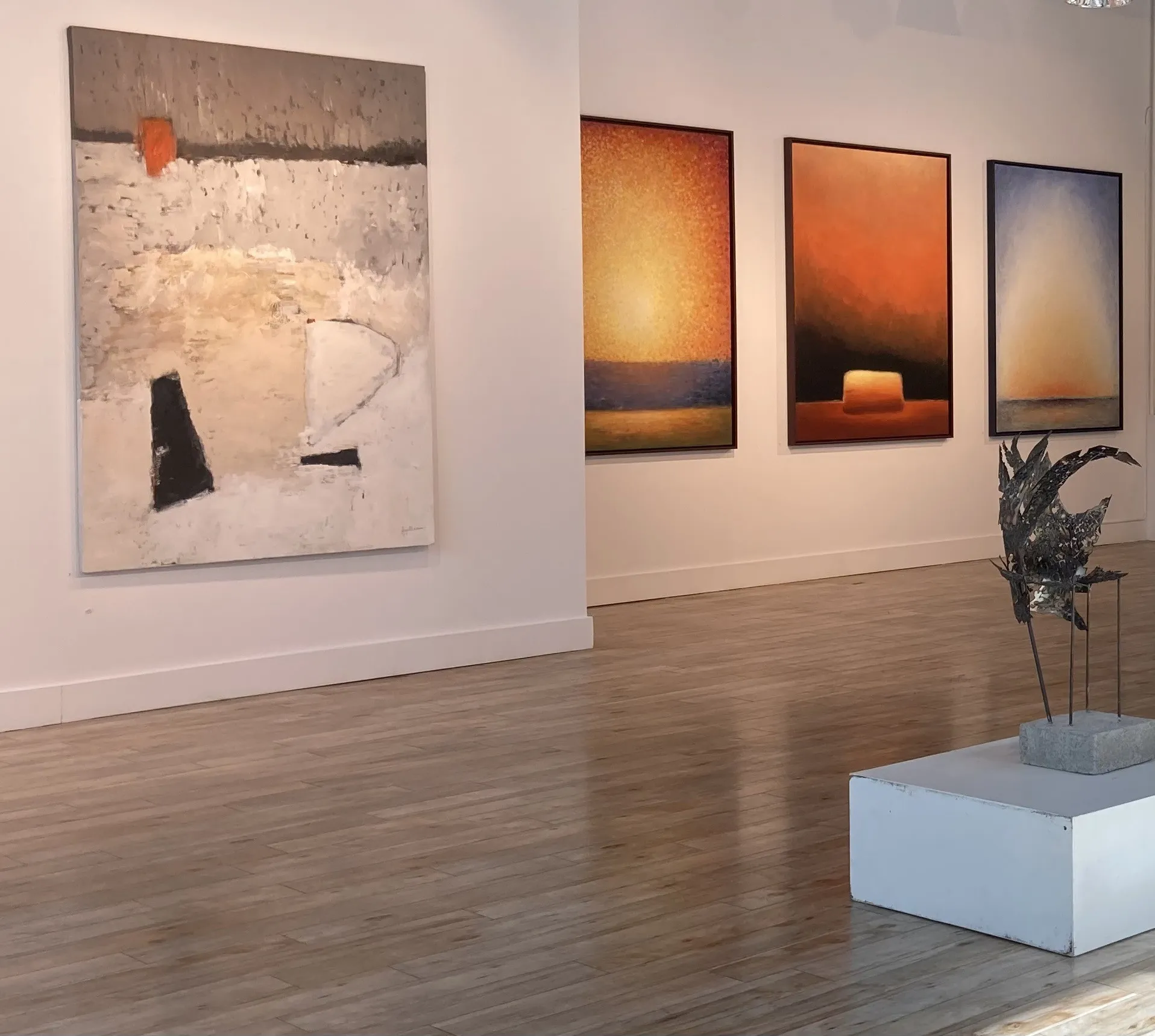 Utstilling i galleriet med oransje bilder
