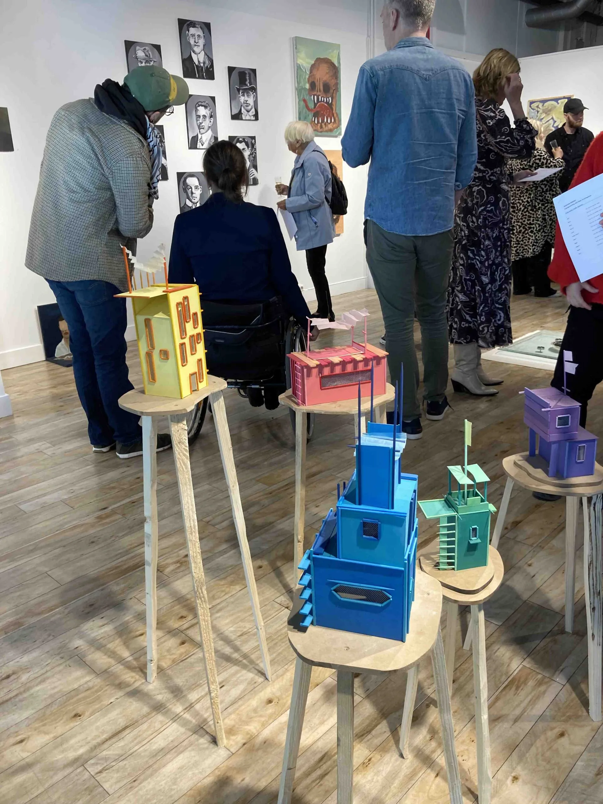 Publikum studerer kunst i galleriet