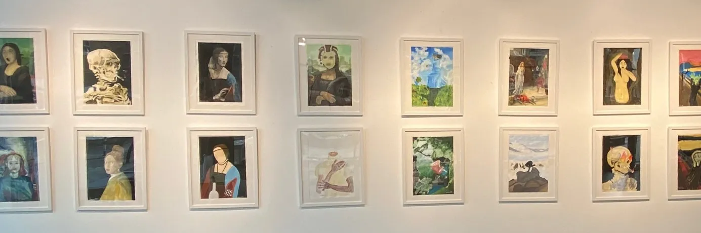 Elevarbeider fra Asker kulturskole hengt opp i galleriet til Asker kunstforening