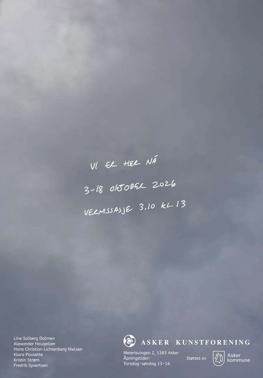 Plakat for «VI er her nå»: tittel og datoer håndskrevet på en grå skyhimmel